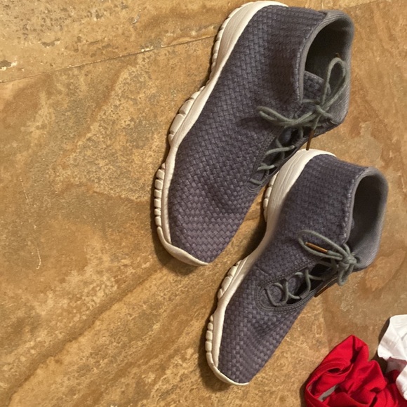 Women’s gray Jordan’s 5 1/2 - Picture 2 of 5